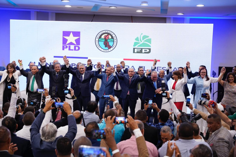 Los líderes de la alianza Rescate RD se levantan las manos esta tarde en señal de unidad de cara a los comicios de mayo