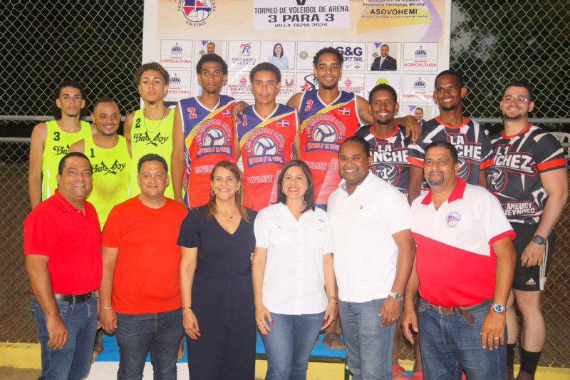 Pedro Reynoso, Kelvin Abreu y Diego García, los campeones en la rama masculina, figuran en compañía de los organizadores y auspiciadores del evento.