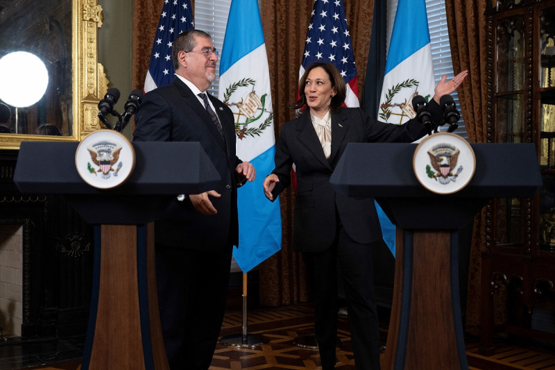 La vicepresidenta Kamala Harris, habla con el presidente Bernardo Arévalo, durante una reunión en Washington, DC, ayer.