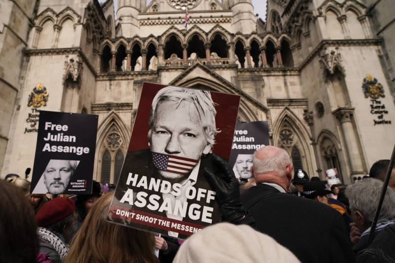 Un manifestante sostiene una pancarta, después de que Stella Assange