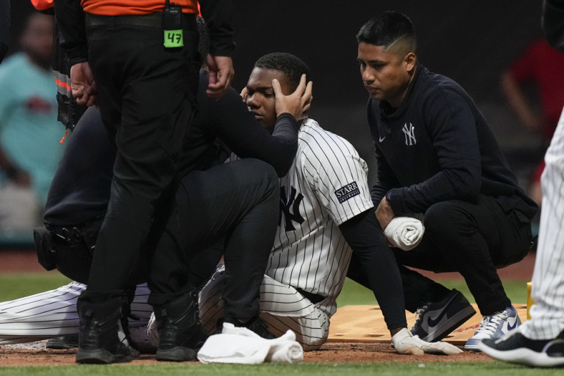 Oscar González, centro, de los Yankees de Nueva York