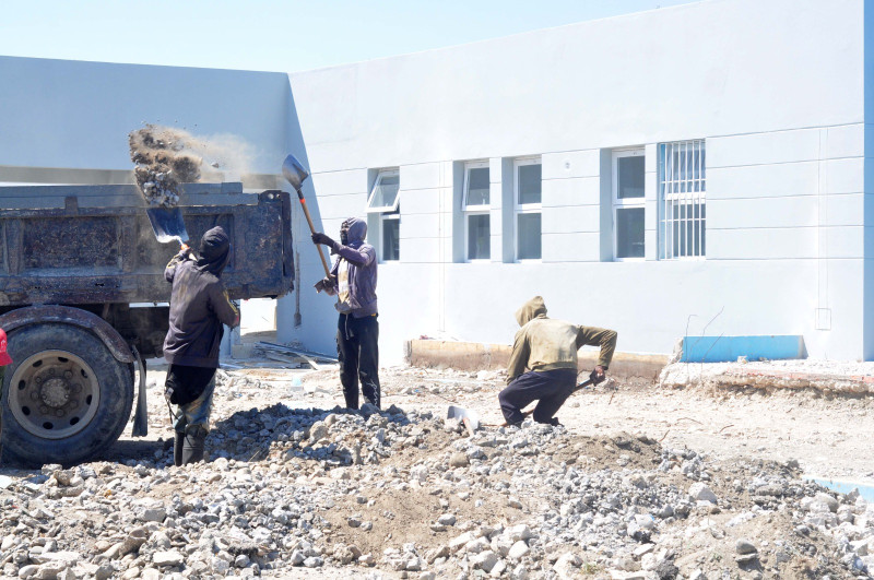 Hombres trabajando en el remozamiento del Hospital Julia Santana en Tamayo, Bahoruco.