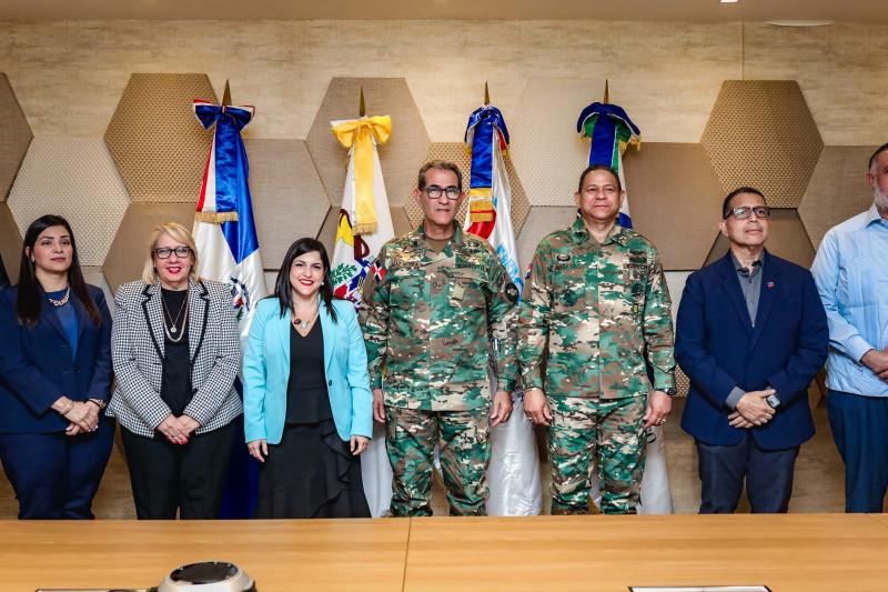 La directora ejecutiva de ProDominicana, Biviana Riveiro Disla y el ministro de Defensa, teniente general Carlos Luciano Díaz Morfa, ERD, firmaron el acuerdo para facilitar la nevegación aérea.