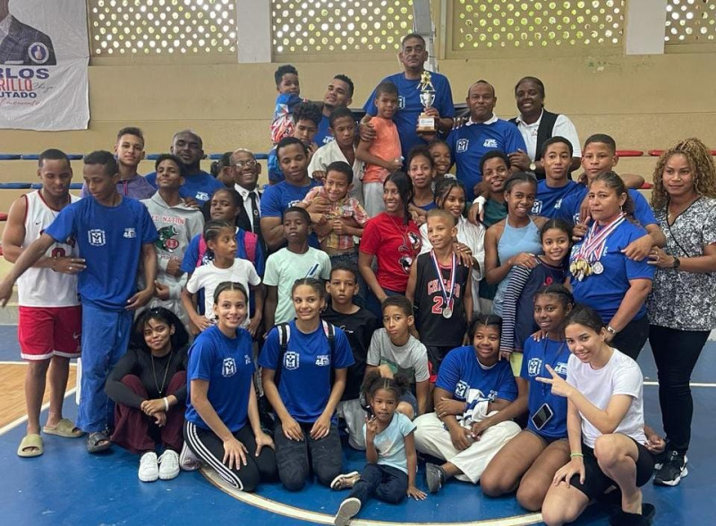 Gilberto García, presidente de la Fedojudo, al entregar la copa a Eddy García, presidente de la Asociación de Judo de San Juan.