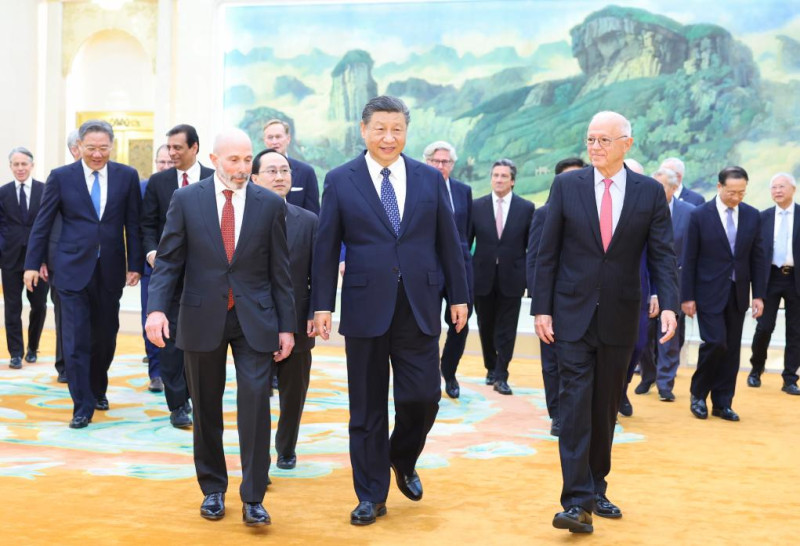 El presidente chino, Xi Jinping, camina junto a representantes estadounidenses.