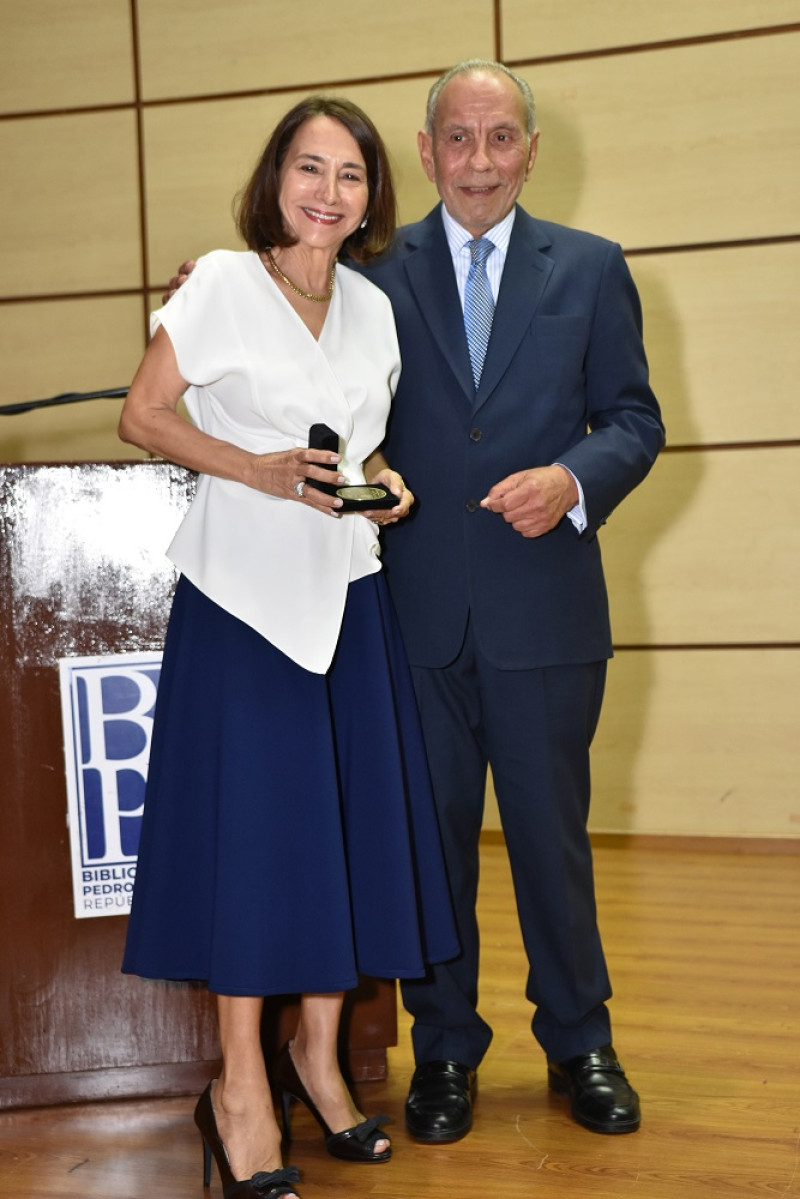 Soledad Álvarez, del BHD, recibe la distinción de Dennis Simó.
