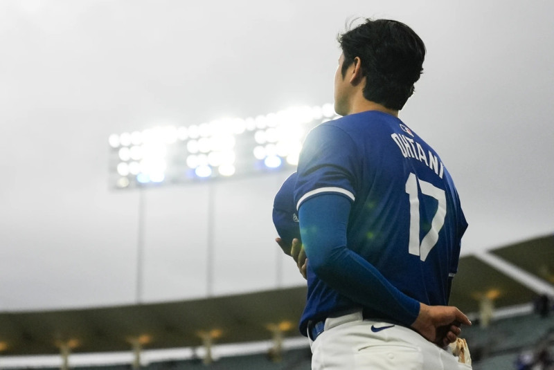 Shohei Ohtani parado en el Dodgers Stadium mientras escucha el himino de los Estados Unidos.