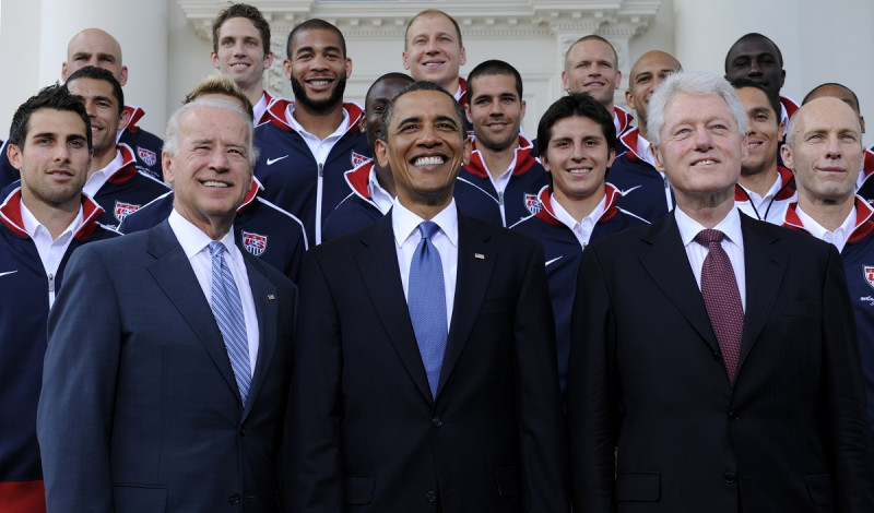 El presidente Barack Obama, flanqueado por el vicepresidente Joe Biden, izquierda, y el expresidente Bill Clinton, derecha, posan para una fotografía con la selección estadounidense de fútbol el 27 de mayo de 2010, en la Casa Blanca en Washington