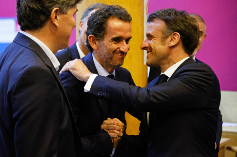 El presidente Emmanuel Macron (derecha) saluda al jefe de Carrefour, Alexandre Bompard (i), durante una reunión en Sao Paulo, ayer.