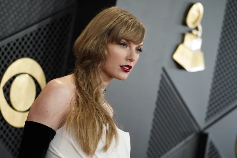 Taylor Swift llega a la 66a edición de los Premios Grammy el 4 de febrero de 2024, en Los Ángeles. Un fotógrafo le dijo a la policía que el padre de Taylor Swift le dio un puñetazo en la cara en el paseo marítimo de Sídney el martes 27 de febrero de 2024, horas después de que terminara la gira australiana de la estrella del pop. (Foto de Jordan Strauss/Invision/AP, Archivo)