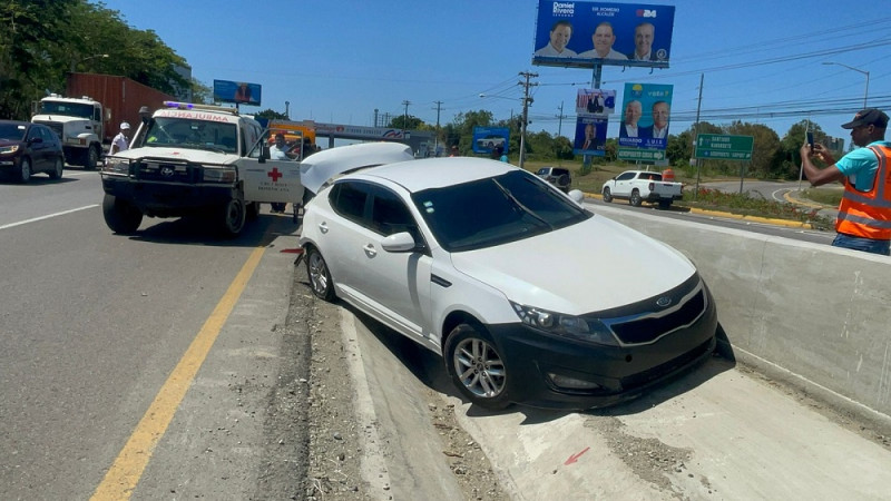 El suceso de tránsito ocurrió cuando un hombre, identificado como Edwarlin Manuel Reyes de 25 años de edad, quien conducía con carro color blanco impactó por la parte trasera, al conductor de otro vehículo