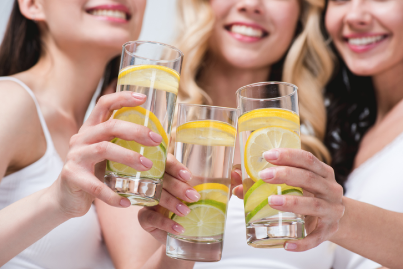 Evitar las bebidas alcoholicas, refrescos y gaseosas en el proceso depurativo.