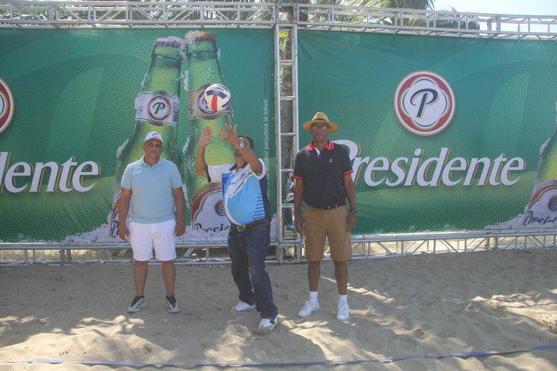 Francisco José Fernández junto a José Aybar y Carlos Cruz realiza el saque que deóo iniciado el XVI Voleibol Playero Cabarete 2024.