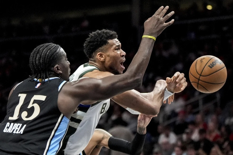 iannis Antetokounmpo, de los Bucks de Milwaukee, trata de alcanzar un balón perdido adelante de Clint Capela, de los Hawks de Atlanta