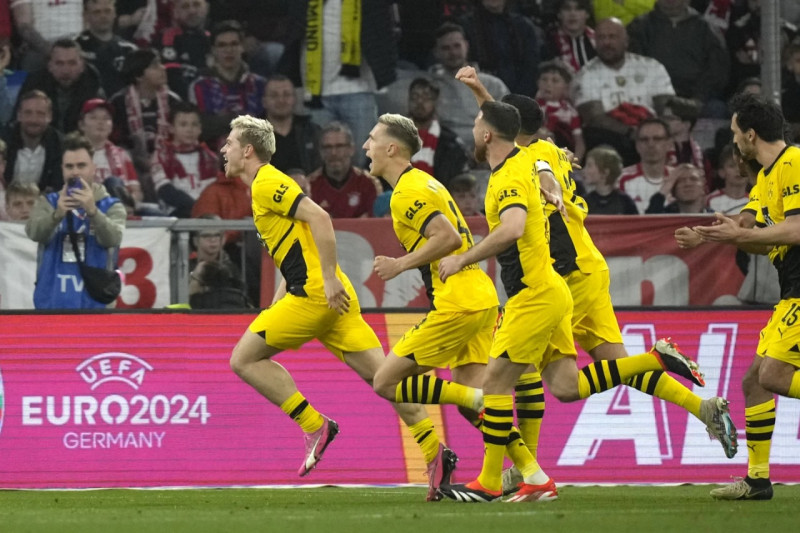 Julian Ryerson celebra con sus compañeros del Borussia luego de anotar un gol.