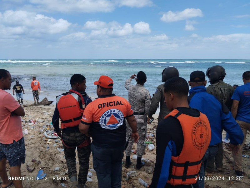Miembros de la Defensa Civil y otros organismos buscan joven desaparecido en playa de Puerto Plata.