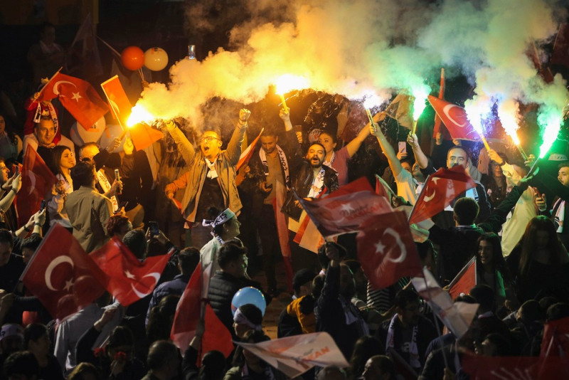 Simpatizantes del Partido Popular Republicano se reúnen frente al ayuntamiento el domingo 31 de marzo de 2024, en Ankara, Turquía.