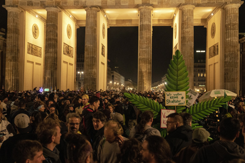 La gente fuma marihuana frente a la Puerta de Brandeburgo