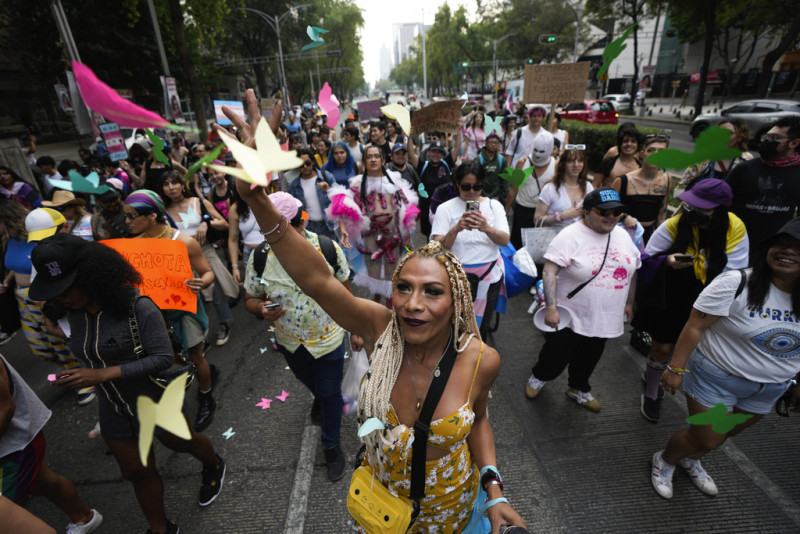 comunidad transgénero frente al edificio del Congreso en la Ciudad de México