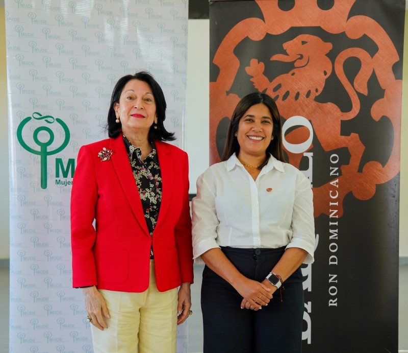 Rosa Rita Alvarez  y Karina Gómez.