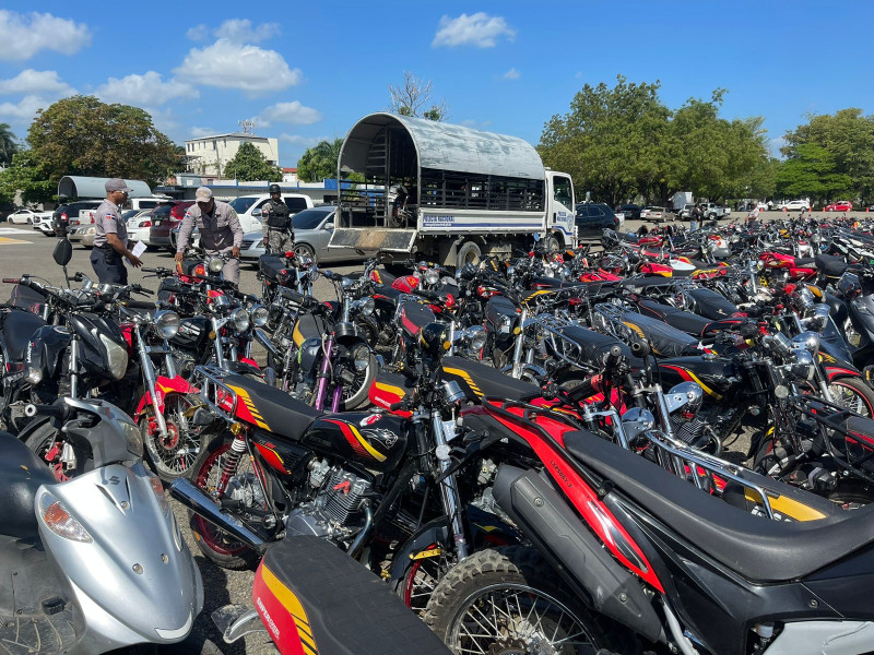 Fotografía muestra las motocicletas incautadas durante la Semana Santa 2024 en Santiago.