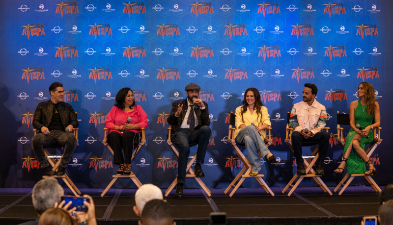 Juan Luis Guerra junto a parte del elenco de su película "Capitán Avispa".