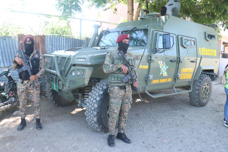 Tras la tensión soldados del Cuerpo Especializado en Seguridad Fronteriza Terrestre CESFRONT y del Ejército Dominicano se encuentran en el área del canal, donde sean levantado dos trincheras en caso de cualquier eventualidad.
