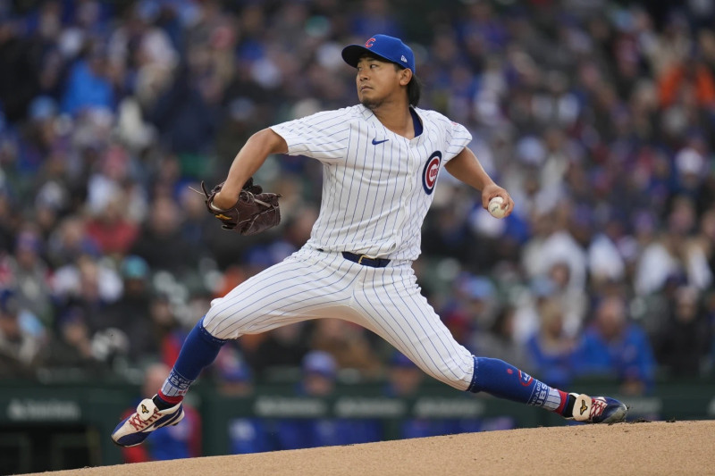 Shota Imanaga, de los Cachorros de Chicago, lanza contra los Rockies de Colorado este lunes en el béisbol de las Grandes Ligas.