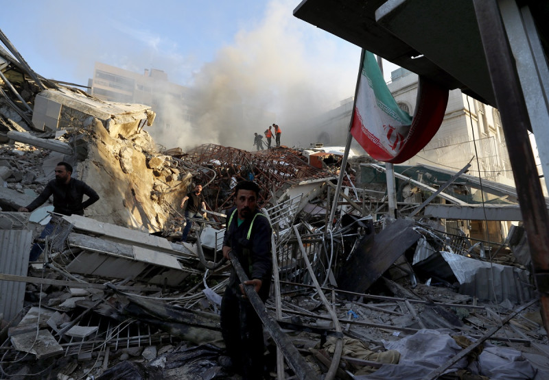 Cuadrillas de rescate trabajan en un edificio derruido por un bombardeo israelí en Damasco, Siria, el lunes 1 de abril de 2024.