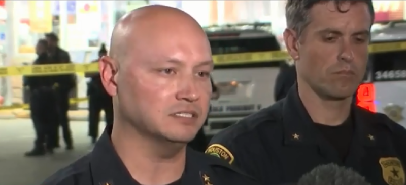 Fotografía muestra a Adrián Rodríguez, asistente en jefe de la Policía de Houston, quien declaró entorno al hecho ante la cámara de Telemundo Houston.