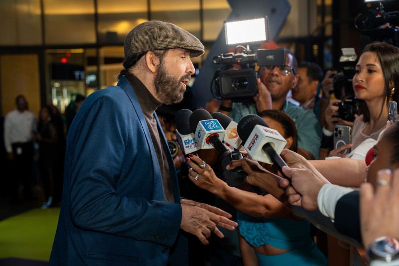 Juan Luis Guerra al ofrecer declaraciones a los periodistas que cubrieron la premier de "Capitán Avispa".
