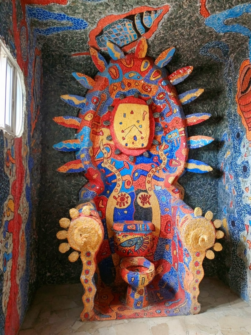 Escultura El trono, levantado en base a un retrete.