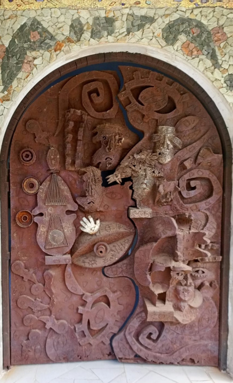 Puerta hecha con obras inconclusas de Tiburcio.