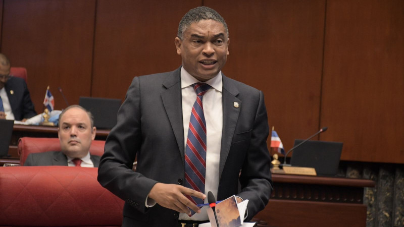 El vocero de la bancada del Partido de la Liberación Dominicana (PLD) en el Senado, Iván Lorenzo, solicitó este lunes a la Junta Central Electoral (JCE) extender el plazo hasta el 18 de mayo para la entrega gratuita del duplicado de la cédula de identificación.