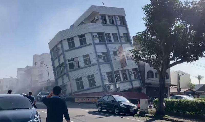En esta imagen se ve un edificio parcialmente derrumbado en Hualien, al este de Taiwán, el miércoles 3 de abril de 2024