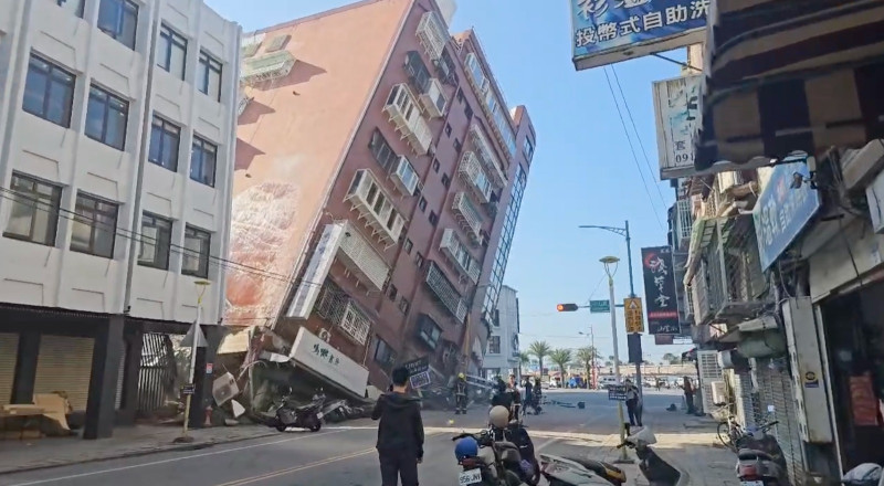 Foto de un edificio parcialmente colapsado en Hualien, al este de Taiwán, hoy miércoles.