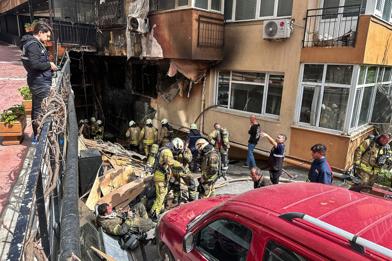 Bomberos trabajan en un incendio en un club nocturno en Estambul, Turquía, el 2 de abril de 2024.