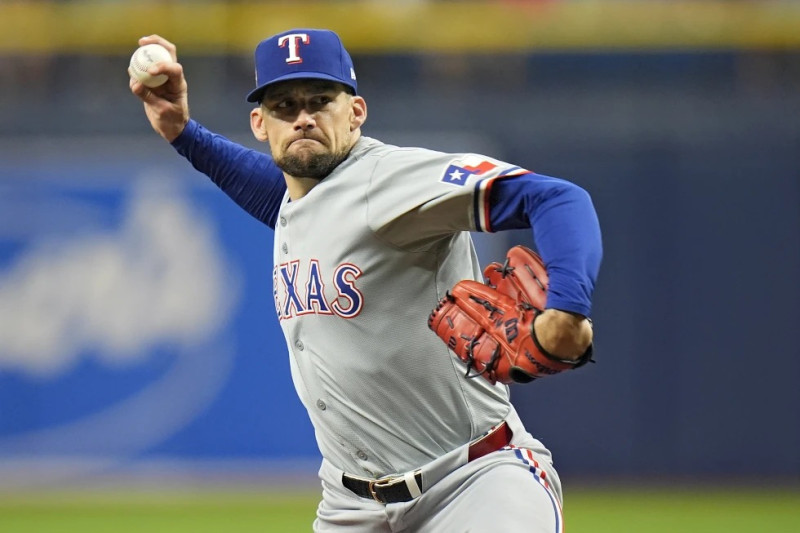 Nathan Eovaldi de los Rangers de Texas lanza ante los Rays de Tampa Bay Rays, el miércoles 3 de abril de 2024.