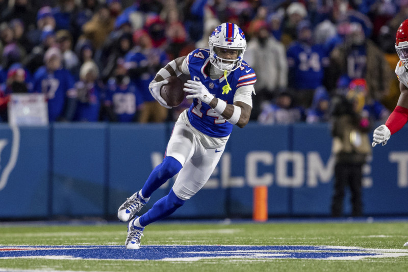 El wide receiver de los Bills de Buffalo Bills, Stefon Diggs avanza tras atrapar un pase durante el juego contra los Texans de Houston en los playoffs de la NFL