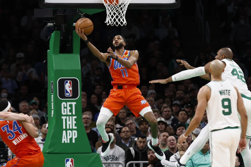 Isaiah Joe, del Thunder, evade la defensa de Al Horford, de los Celtics, en busca de un canasto en el partido del miércoles de la NBA.