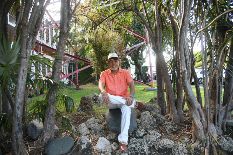 Enrique Féliz en los jardines de Listín Diario, donde llegó para contar algunas vivencias a través de sus canciones.