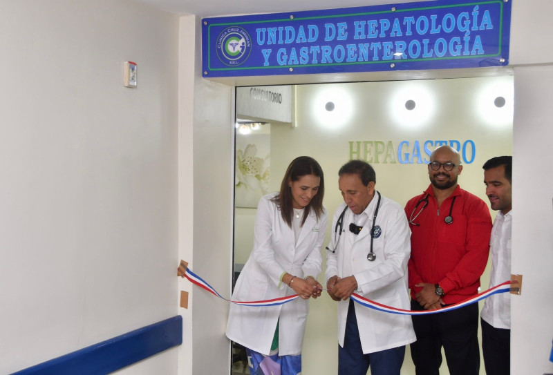 El doctor Félix Antonio Cruz Jiminián corta la cinta que dejó en servicio la nueva unidad.