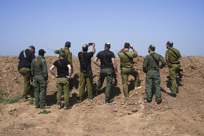 El equipo de respuesta rápida del Kibbutz Kfar Azza observa a la Franja de Gaza desde una posición en el sur de Israel, el 3 de abril de 2024.
