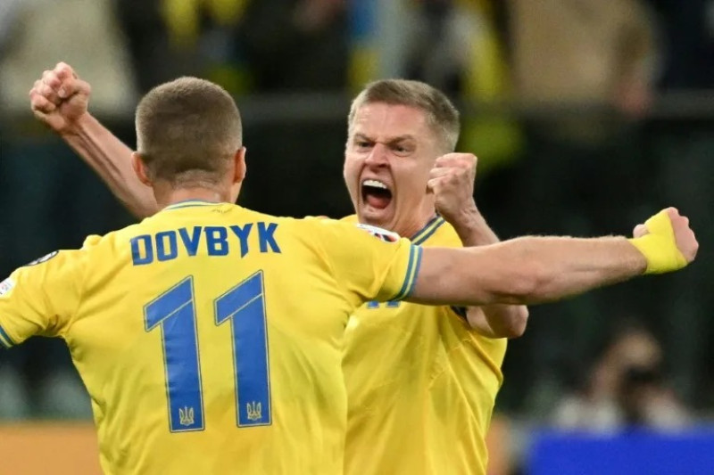Oleksandr Zinchenko (de frente) festeja con su compatriota Artem Dovbyk la clasificación de Ucrania para la Eurocopa tras ganar la final de su repesca contra Islandia.