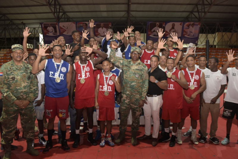 Los integrantes del Ejército celebran por el triunfo en el torneo de boxeo militar.