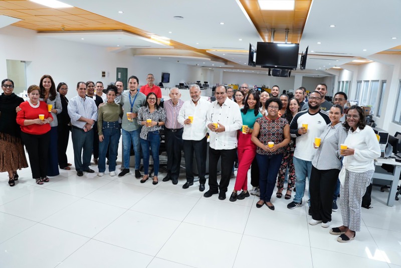 Parte del equipo de periodistas de Listín Diario celebra el Día Nacional del Periodista