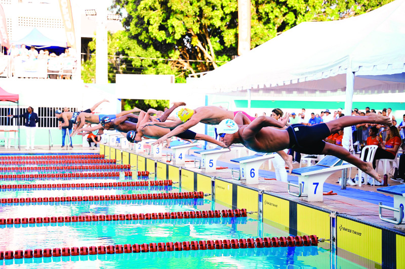 Varios atletas se lanzan a la alberca en el inicio de una de las competencias del  IX Dominican Republic International Swim Open & Campeonato Nacional.