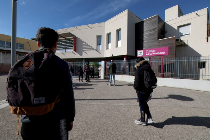Estudiantes llegan a la escuela de Montpellier donde una joven fue golpeada, la semana pasada.