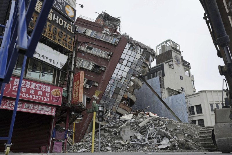 Un edificio que se inclinó agudamente debido a un intenso terremoto está siendo demolido, el sábado 6 de abril de 2024, en la ciudad de Hualien, Taiwán