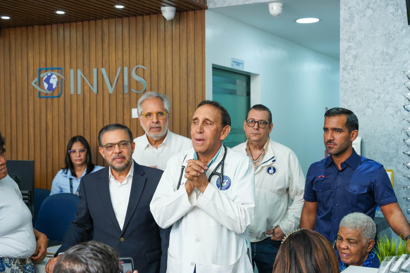 Guillermo Moreno, agradecido por el respaldo recibido, compartió momentos con estudiantes, pacientes y doctores presentes en el centro de salud